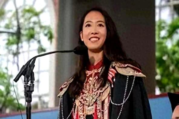 哈佛建校近400年，好不容易有个中国本土妹子登台演讲，结果她披着绝美的中式云肩，