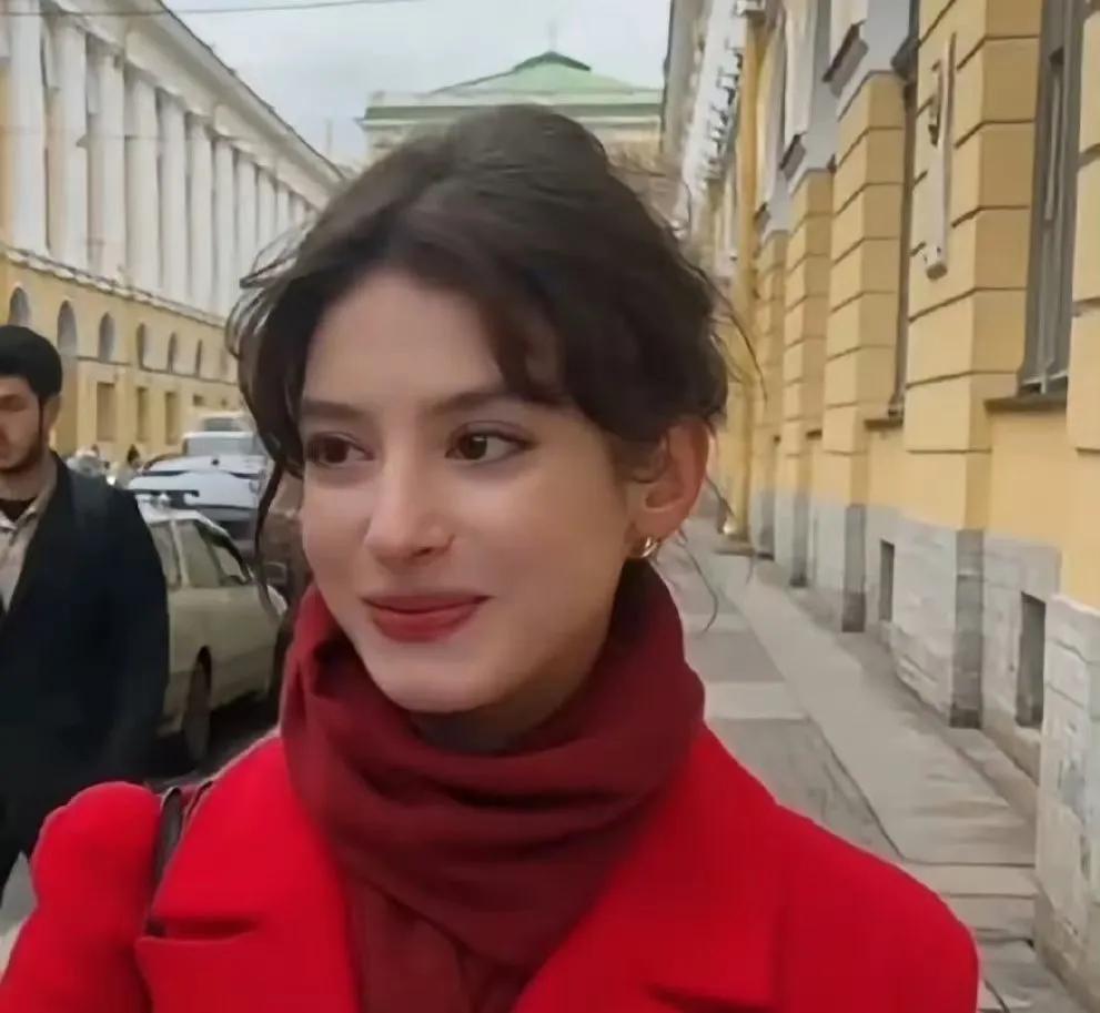 叙利亚美女红着眼眶，鼓起勇气问中国小伙，能不能带自己回中国，她说没巴沙尔的叙利亚