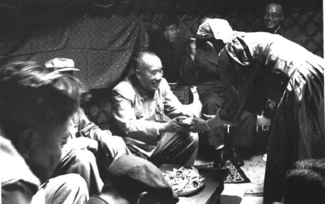 1964年8月3日，朱德在呼伦贝尔盟鄂温克族自治旗图莫荣胡珠生产队村民家中作客。
