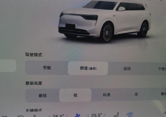 新能源车，很多时候给人的感觉是动力过剩，所以问界M8驾驶模式，我觉得舒适就够用了