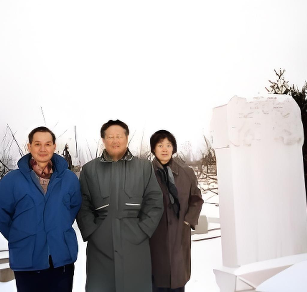 1991年，吴石将军之子吴韶成、女儿吴兰成、何遂之子何康，站在吴石的墓碑旁，一张