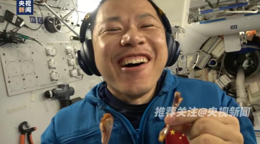 第一次见到航天员如此不顾形象的搞“吃播”，比特朗普在韩国吃的国宴强百倍！

鸡：