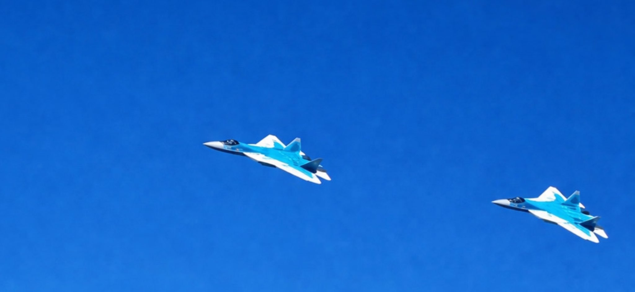 苏霍伊影像集 阿尔及利亚空军的Su-35和Su-57，无法确定前者是否就是原先埃