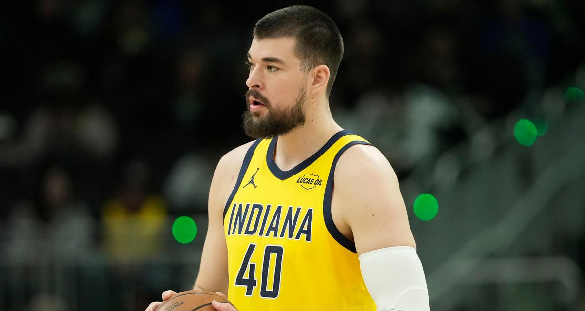 金州勇士曾与洛杉矶快船就伊维察·祖巴茨的交易进行过讨论，但最终祖巴茨被交易至印第