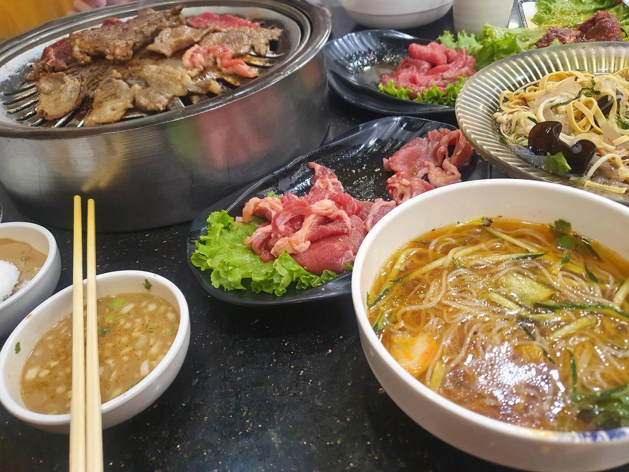 “免费续面”的背后，两个精明利己的人碰到一起，一个不想吃亏，一个就想占便宜，其实