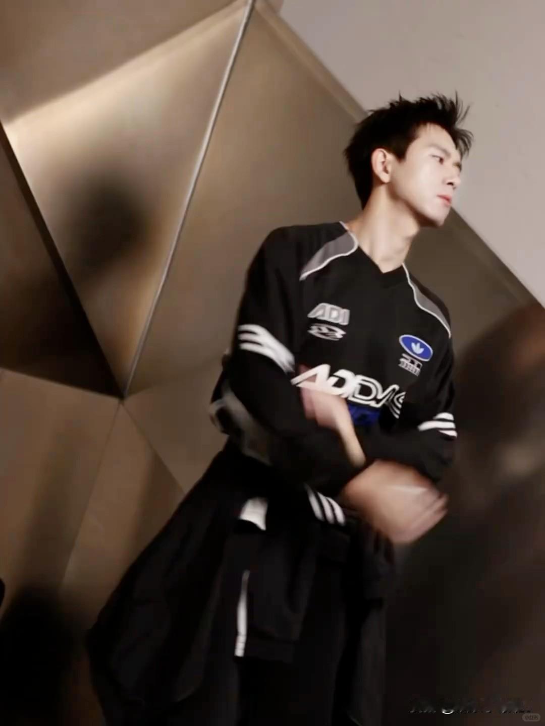 现哥的每一次拍摄都是大片既视感，地点时间都不重要了，重要的是他每次都能给我们带来