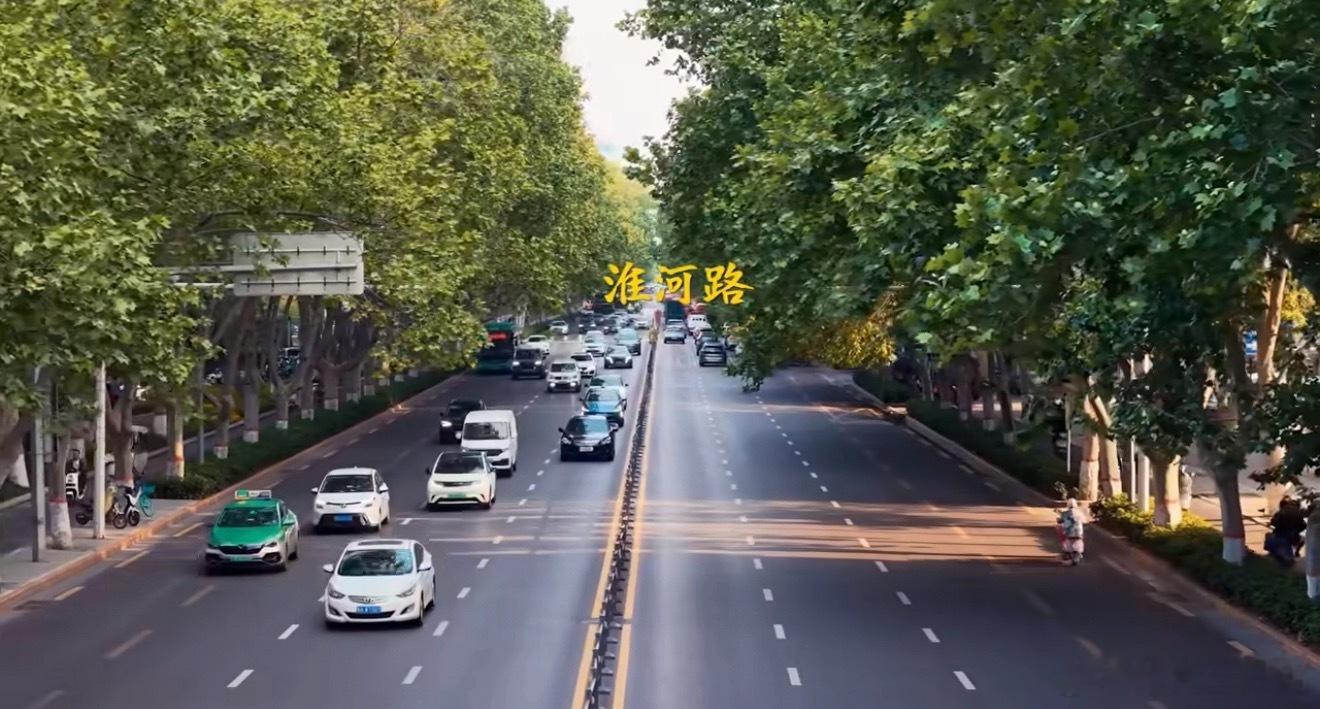 郑州每条路都藏着青春街巷蜿蜒，晚风温柔，郑州的每一条街道，都沉淀着少年热忱与追梦
