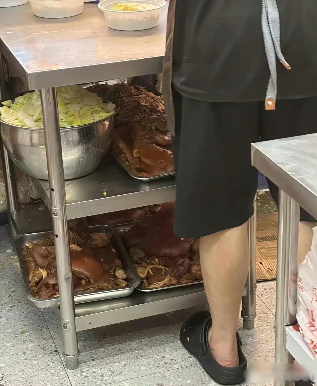 看到这一幕，以后再也不敢吃猪脚饭了吧 