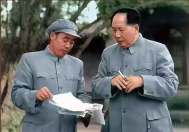 全神贯注，
聚精会神的听取部下汇报工作！