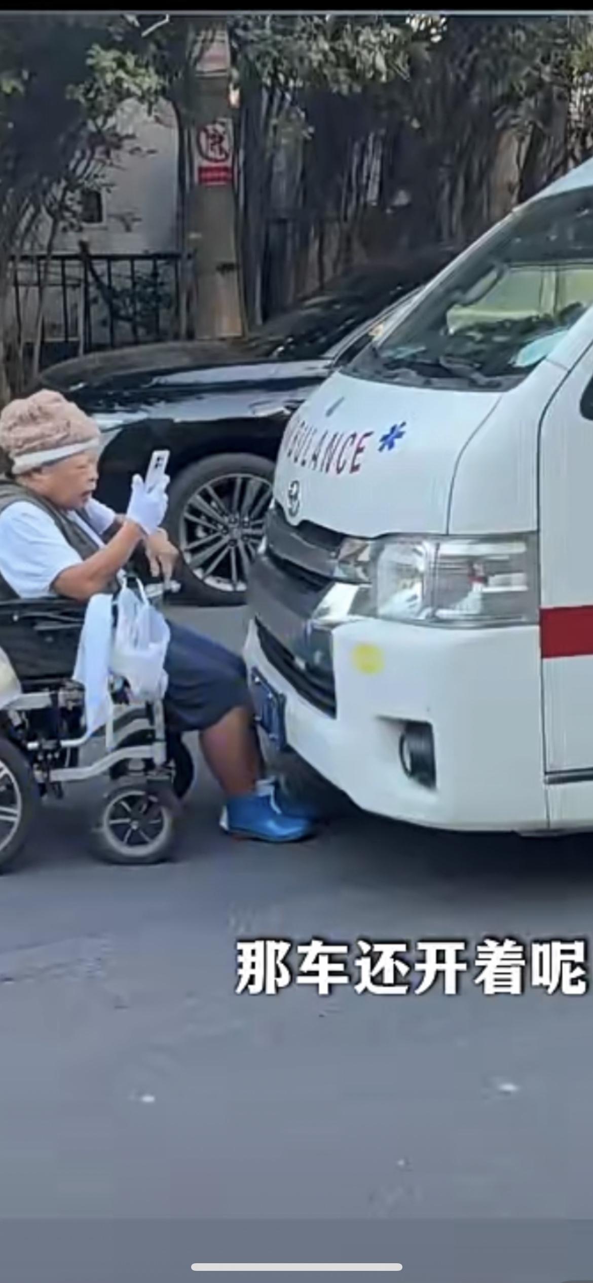 8月4日天津，网友拍到一位轮椅老人，拦在救护车前救护车寸步难行；耽误了急救时间后