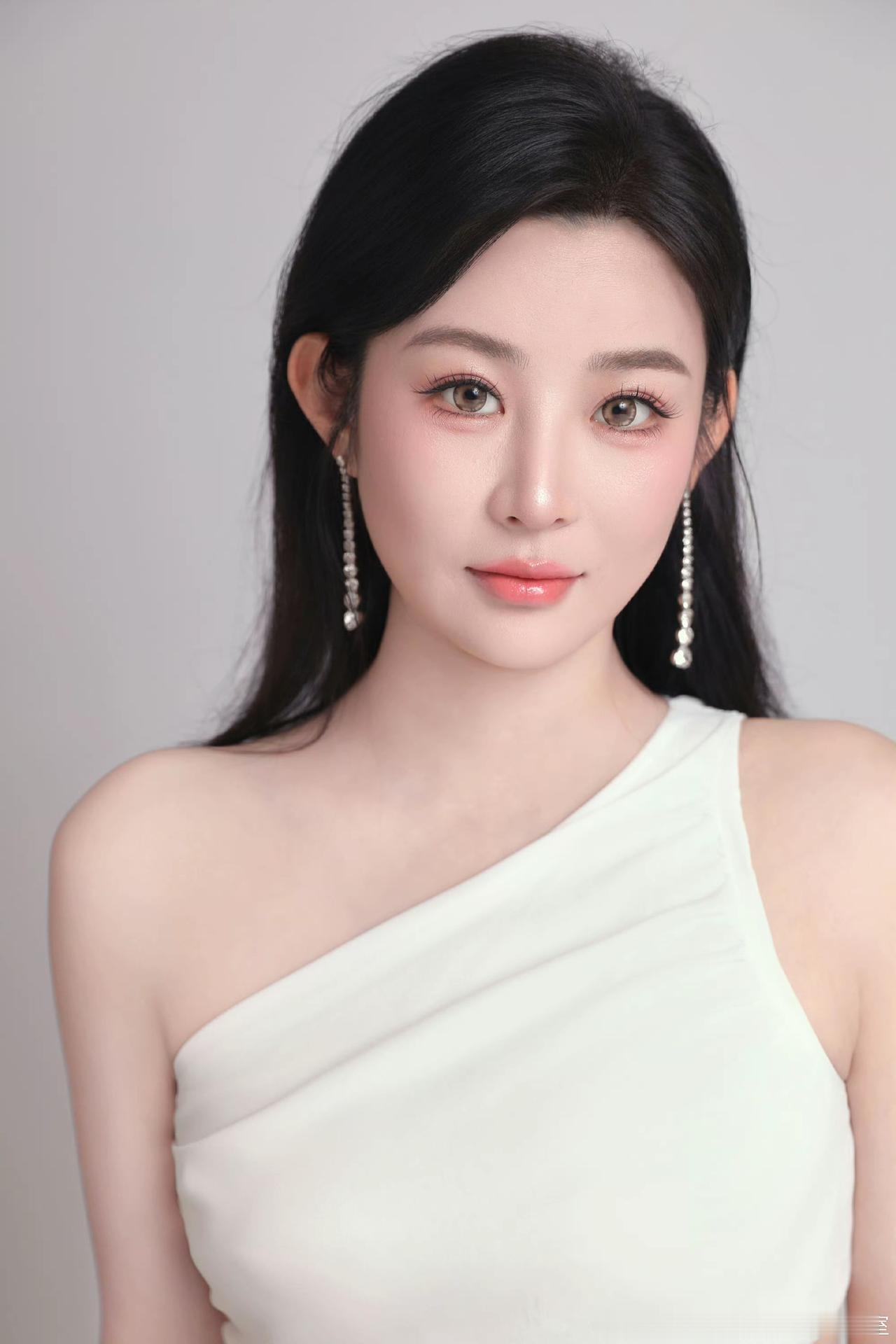 优雅与性感，你会怎么选美女穿搭写真