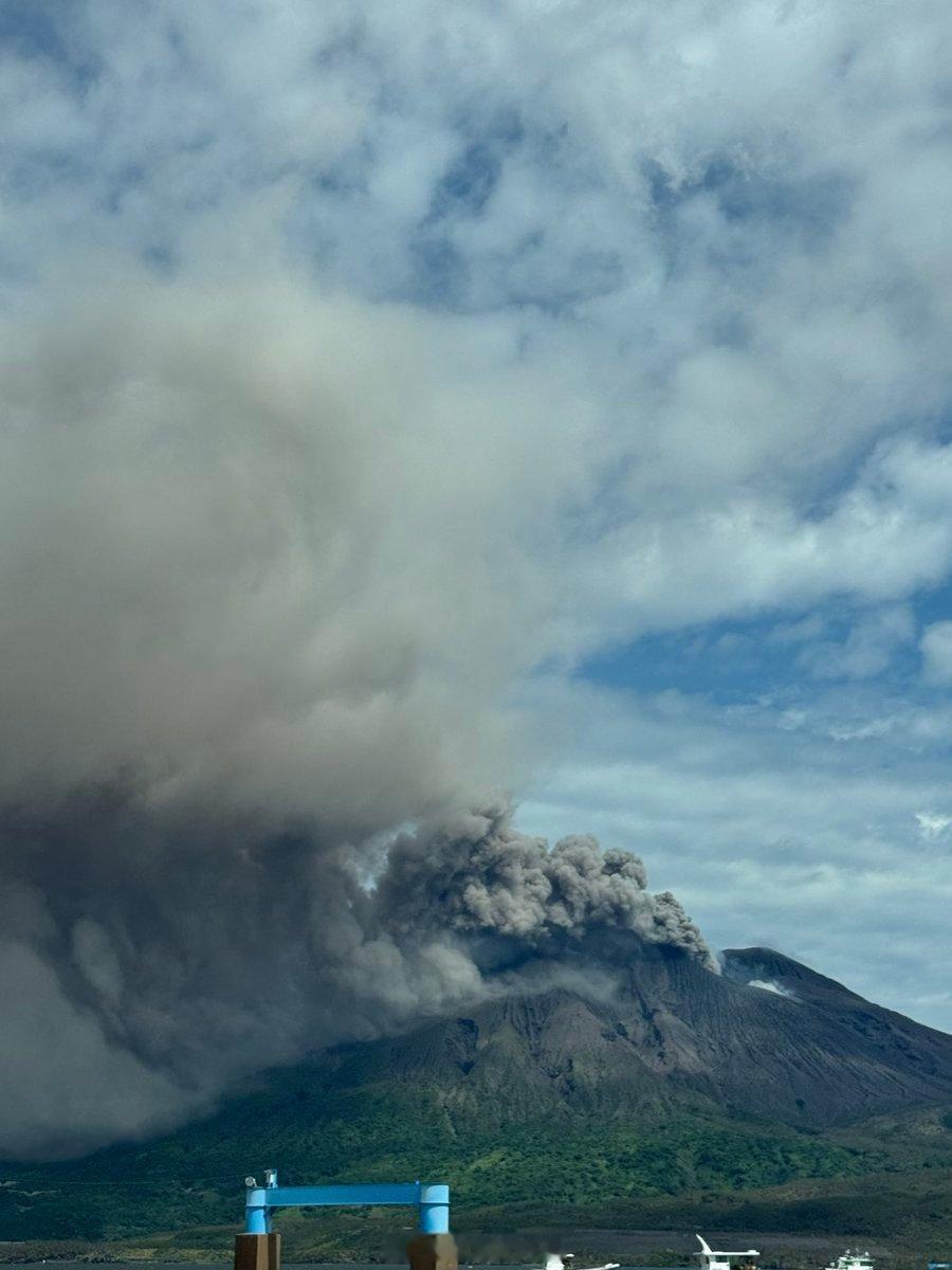 日本樱岛火山灰笼罩鹿儿岛日本樱岛火山喷发，大量火山灰飘落到鹿儿岛市中心。地上、车