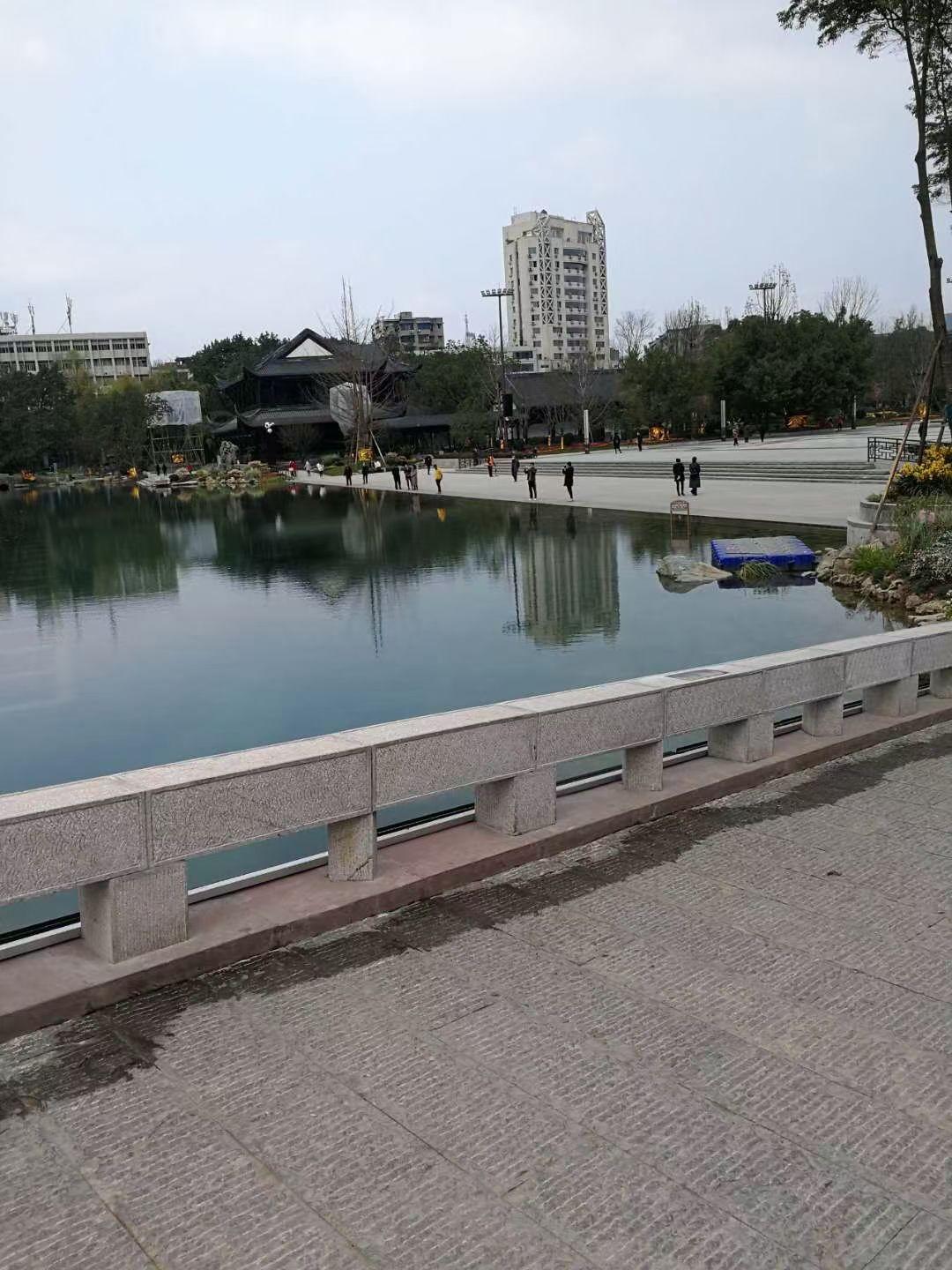 白天的北湖公园：淡雅、清丽、落落大方，明眸皓齿，一眼便能睹其芳华；夜晚的北湖公园