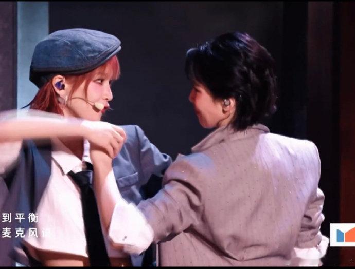 黄灿灿说忍不住哭的才牛真的会被姐姐们的情绪打动，黄灿灿这波共情太真实，舞台结束后