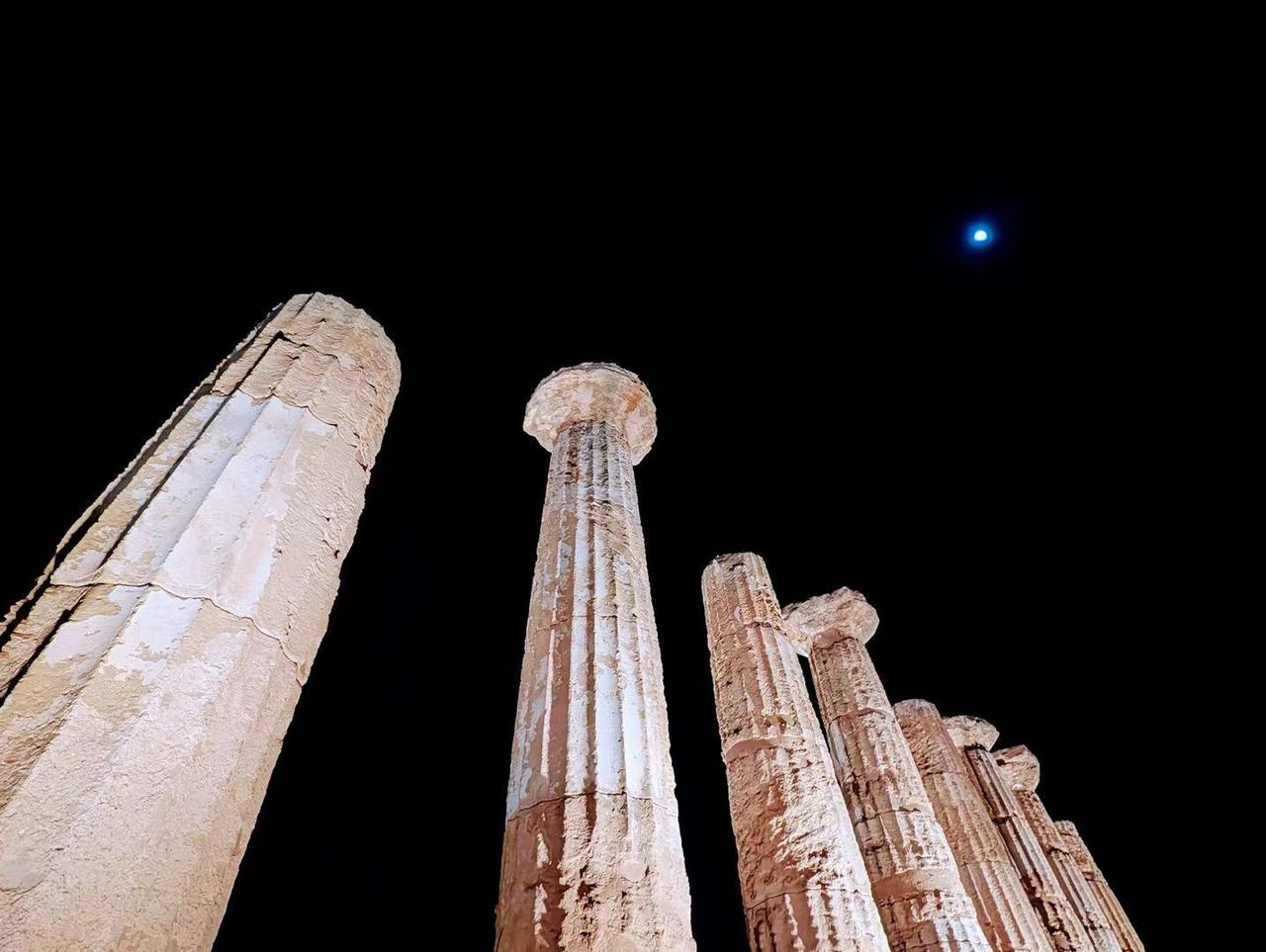 两封简短电报，含着至高生意经。
德国发出世界第一份电报：“米歇尔曼来了！”这是1