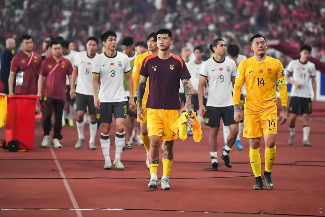 提前备战！部分老退出国家队，国足加速年轻化，黄金一代能否圆梦国足输掉与印尼的生死