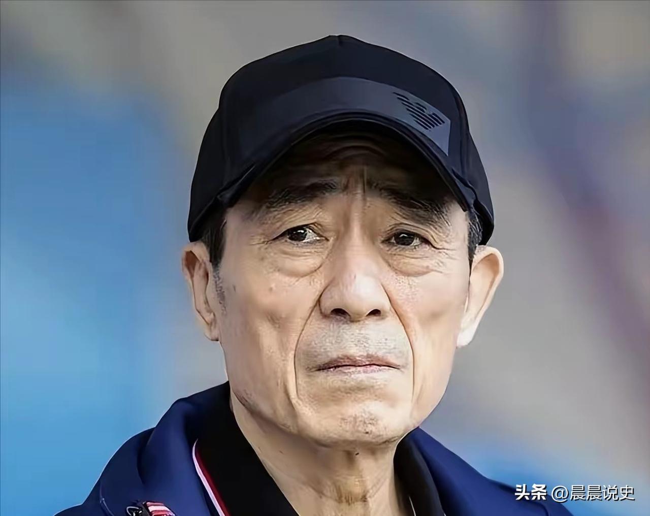 75岁张艺谋公园挖野菜冲上热搜：国师的底色，从来不是排场
 
3月22日深夜，国