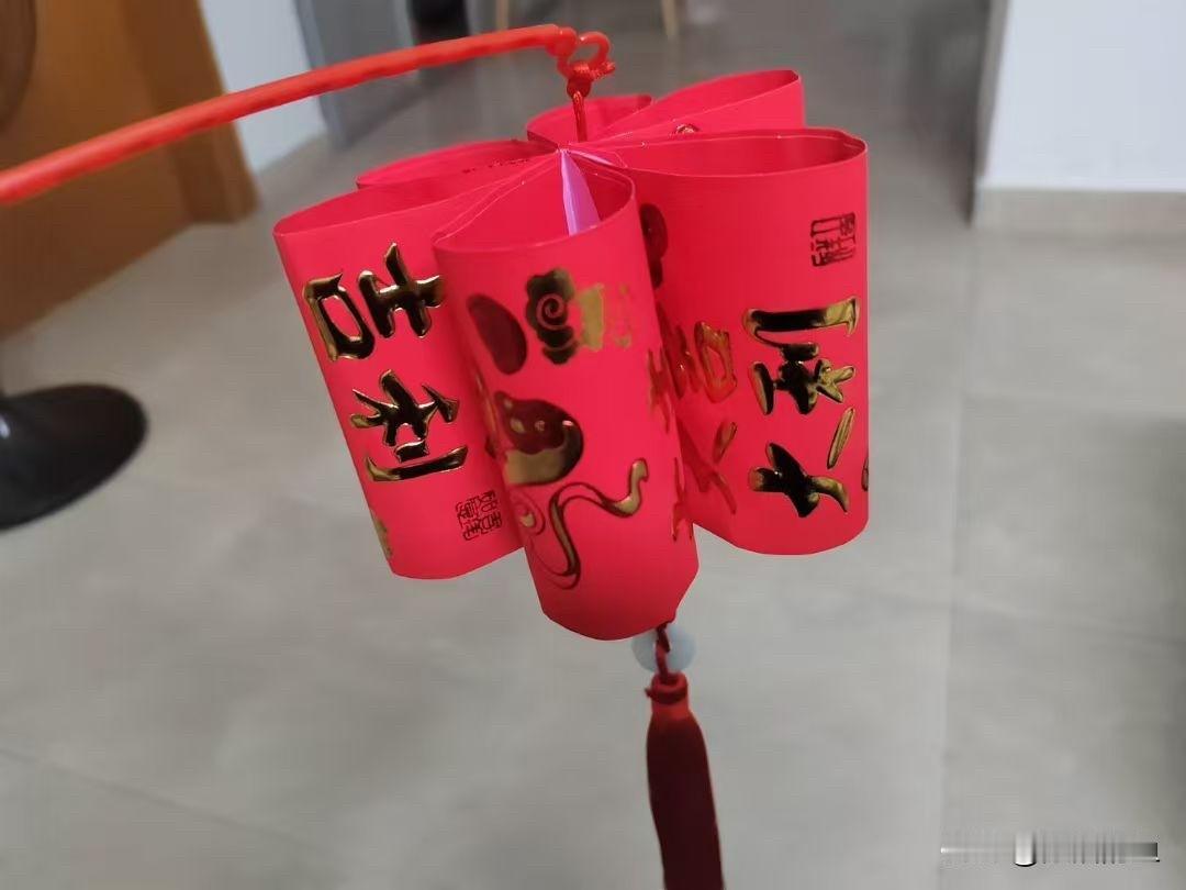 费妈的手工！陪娃做手工作业差点熬秃噜皮，结果做完这个红灯笼我直接被惊艳到！
拿红