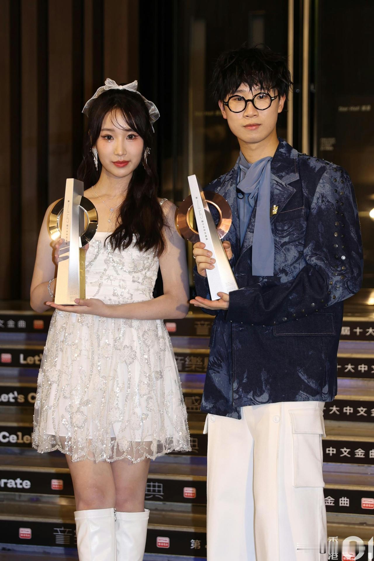 炎明熹传离巢被雪藏冇得出席港台颁奖礼 同公司詹天文以19字回应
JW上月无预警宣