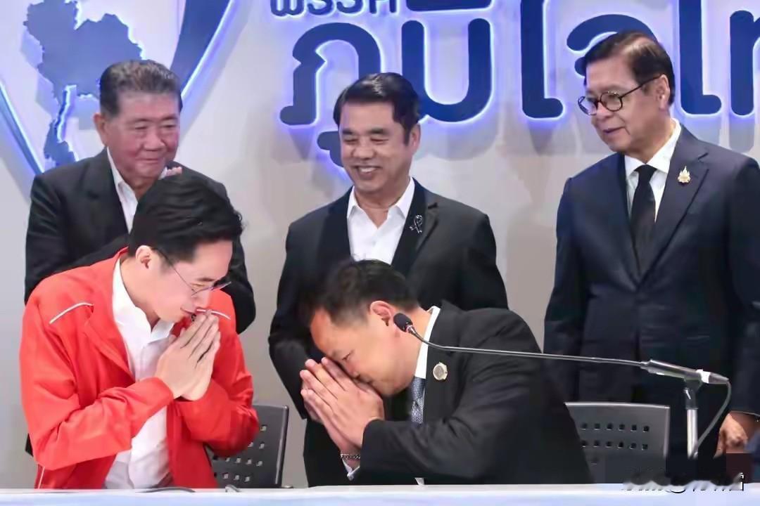 为泰党内斗严重，面临解散？这可不是危言耸听，近期育查南代表为泰党与阿努廷谈判，协