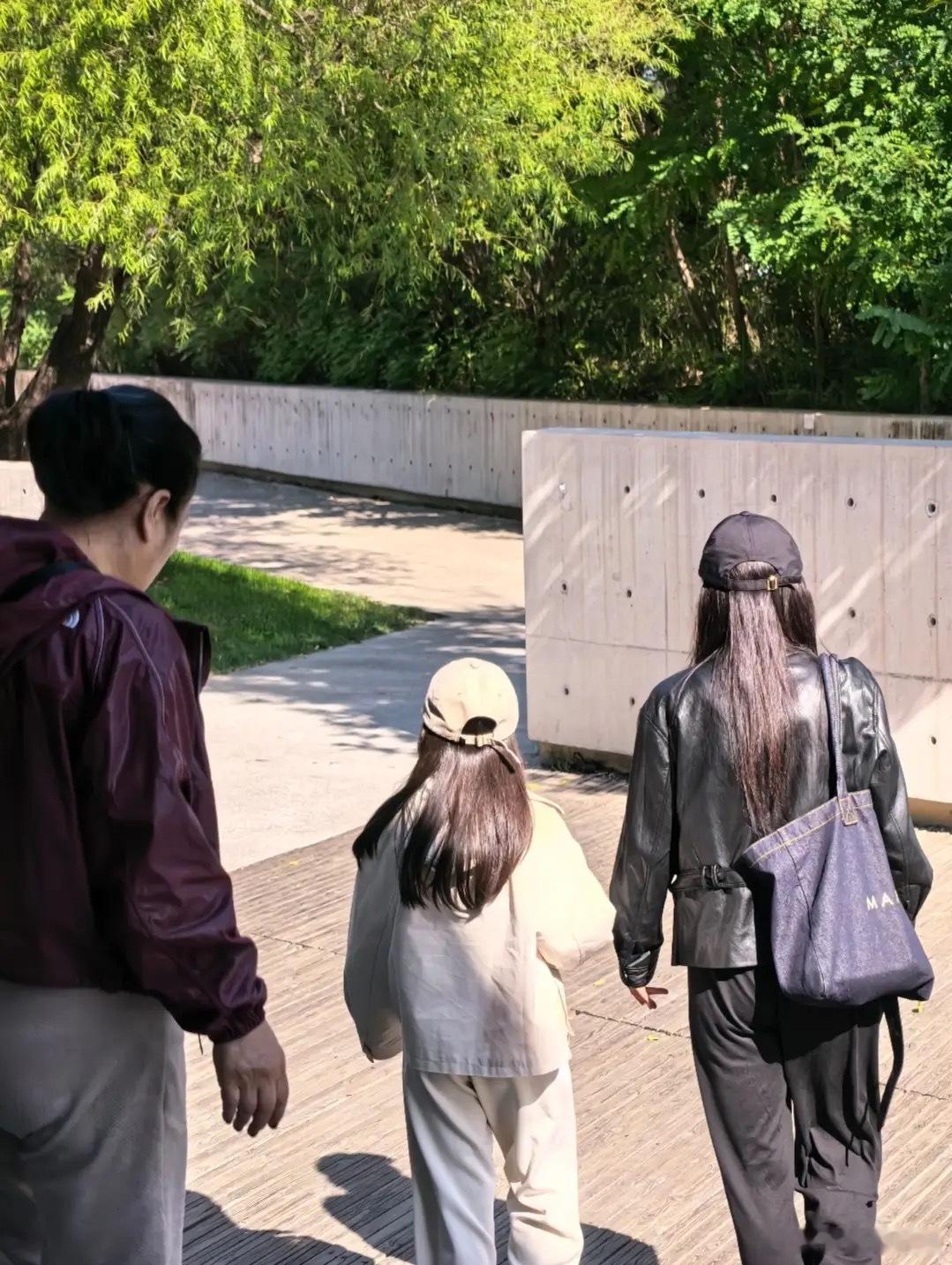 陈建斌一家意大利旅游，排队打卡热门景点，51岁蒋勤勤好瘦好美！ ​​​