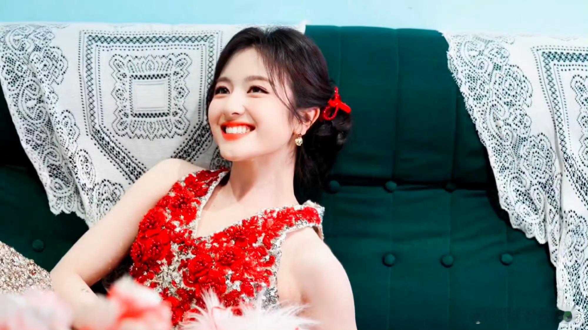 李兰迪妈妈年轻长这样 李兰迪这造型甜度满分，妥妥的年画里走出来的福娃！今晚春晚锁