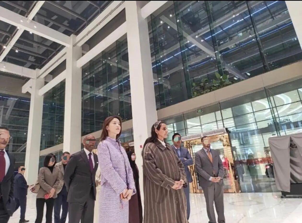 卡塔尔公主空降京东，章泽天亲自接待，一展老板娘风范。

近日，卡塔尔公主玛雅莎到