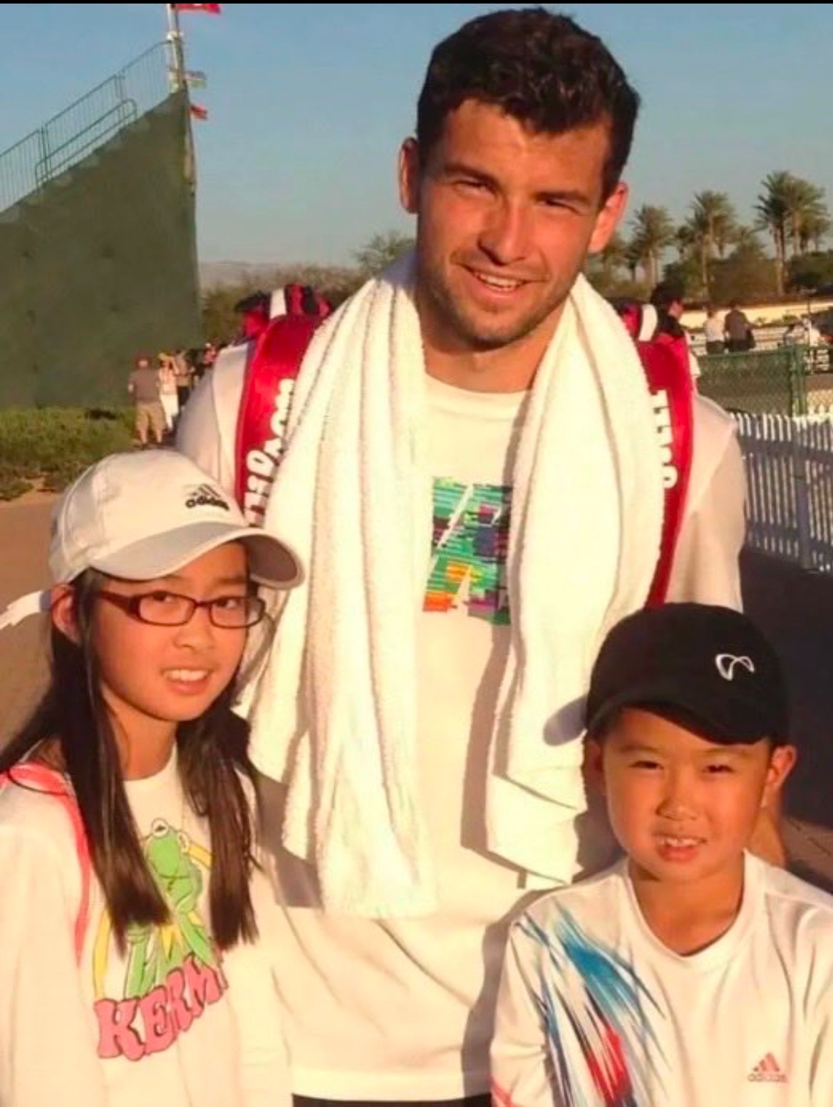 网球talking大会 当年在印第安威尔斯与迪米提洛夫合影的两位小朋友，有谁能认