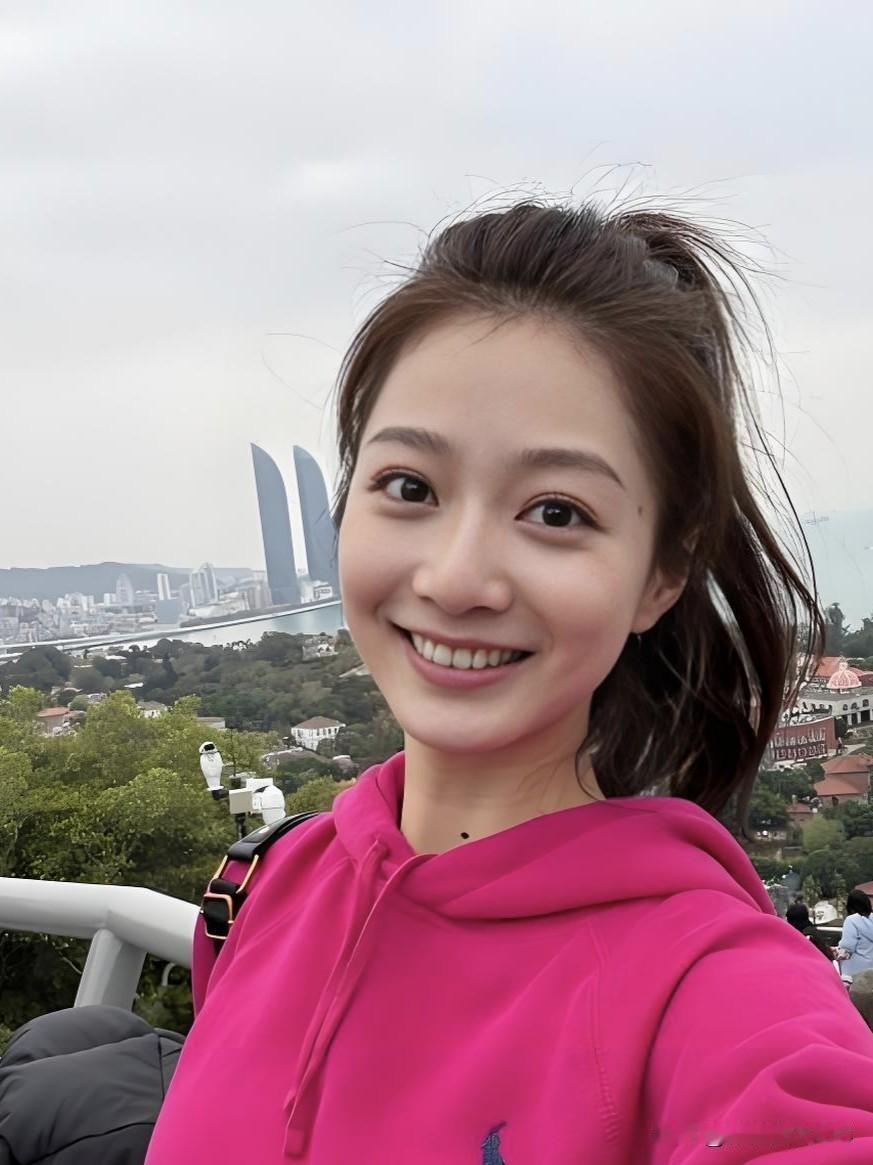 冯琳，眉眼间盈着灵动朝气，言谈里透着知性优雅，以青春之姿，书写属于自己的璀璨篇章