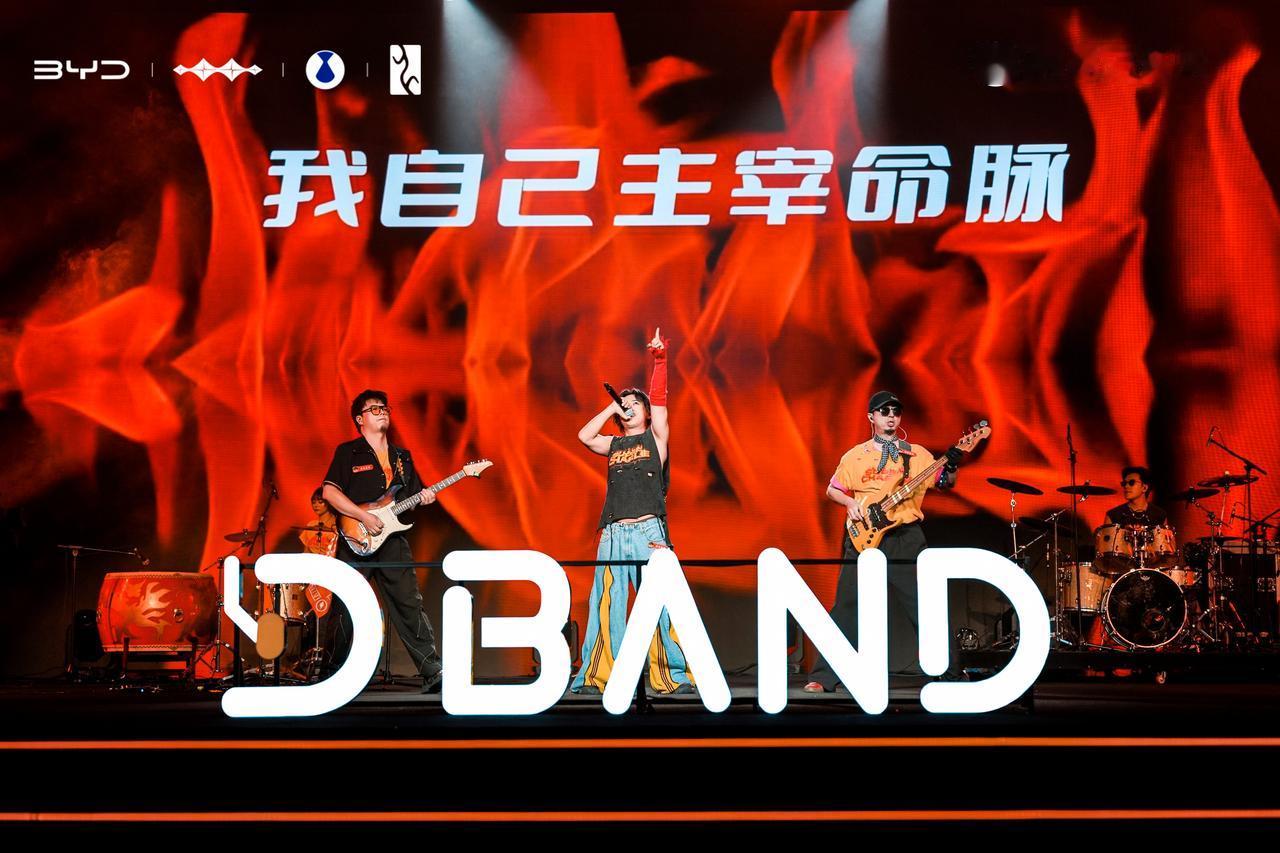 9月12号，深圳坪山体育馆，一场总决赛。
台上站着的不是什么大牌明星，是8支从全
