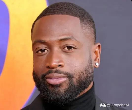 名嘴马克思-克莱曼在一档节目中认为科比比德怀恩-韦德强的唯一原因是他个子更高：