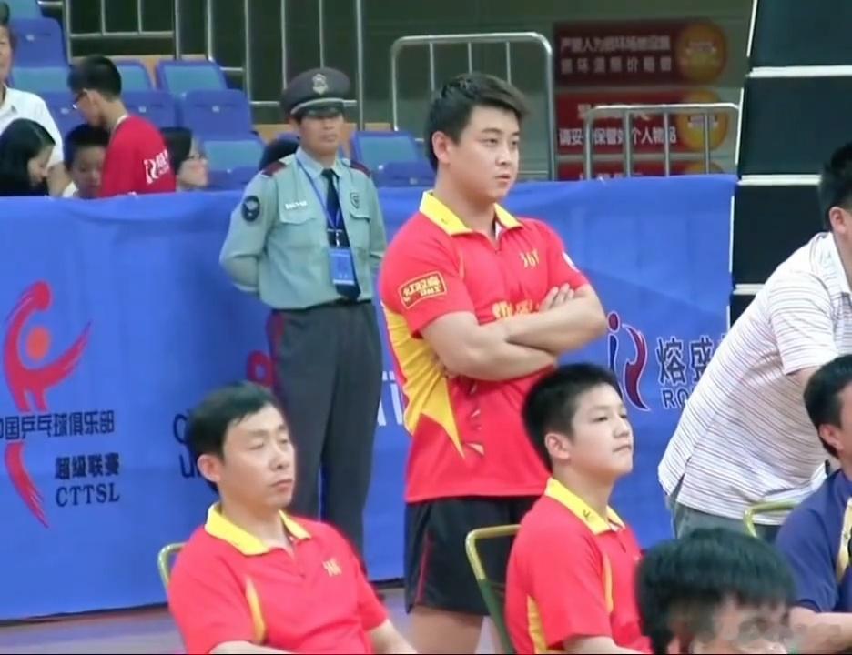 超级稚嫩的樊振东，抿嘴的超级萌娃 