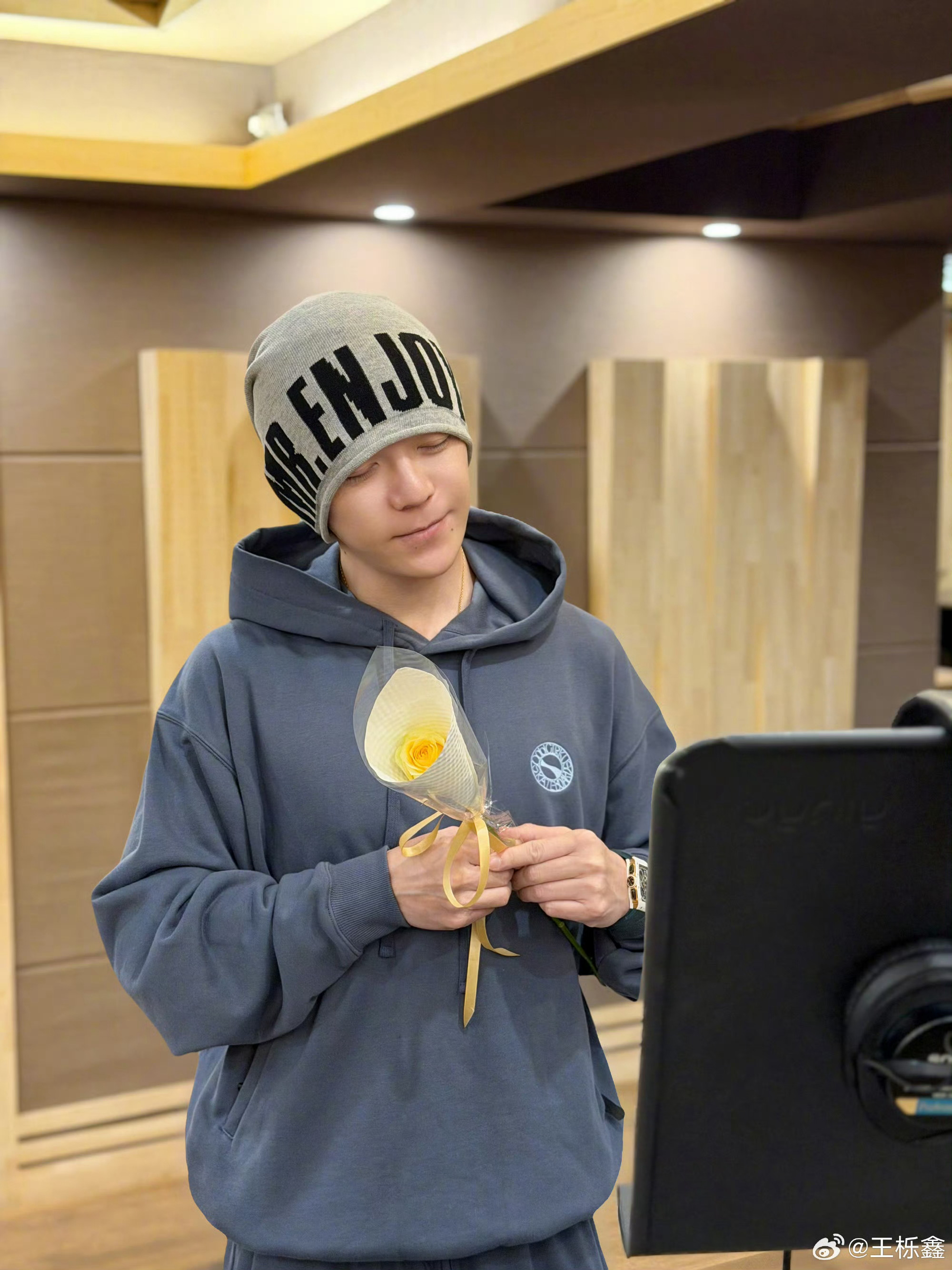 王栎鑫今年也有fafa在录音耶，是又有新歌了吗？期待一下