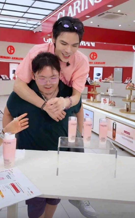 向佐向佑首度合体直播带货破千万 亲情商业化引热议6月23日，向佐携手弟弟向佑完成