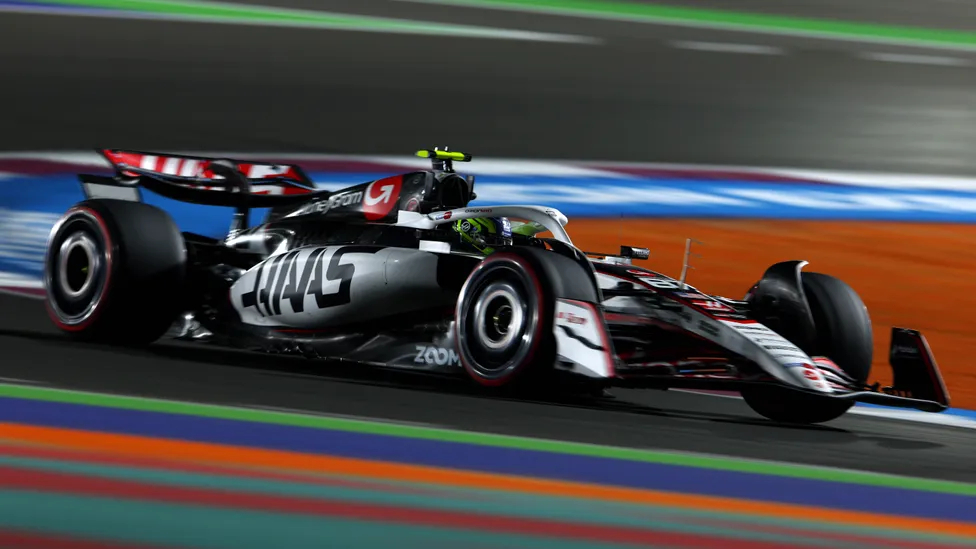 12月4日，丰田官方宣布与哈斯F1车队深化合作，从2026赛季起成为其冠名赞助商