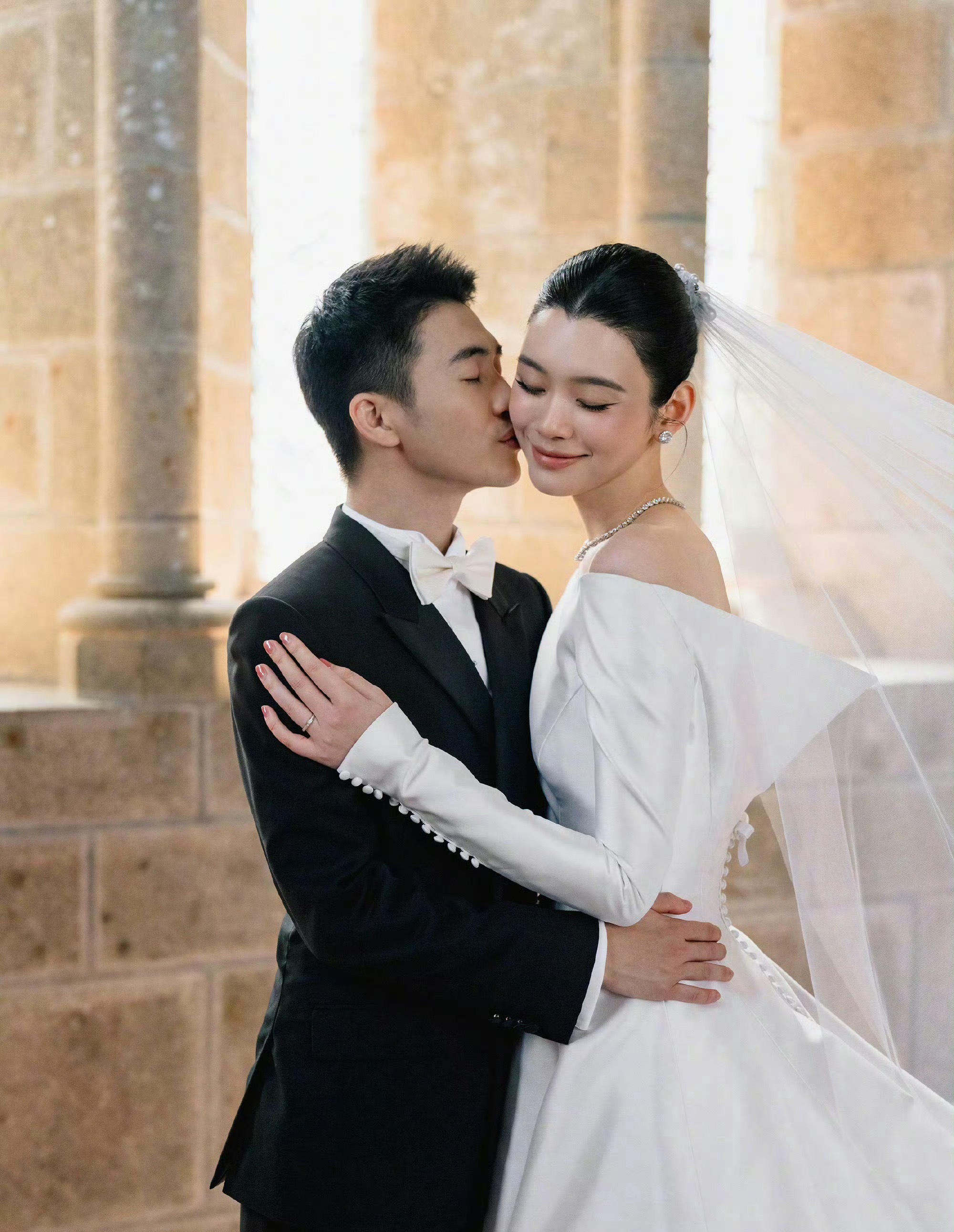 何猷君婚礼誓词没有贫穷我真不中了！刷到了何猷君的婚礼誓词，“无论顺境还是低谷，热