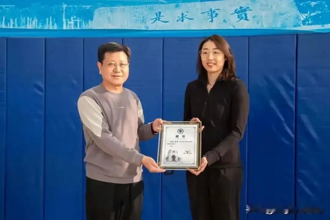 姚迪突然归队引起遐想
       姚迪国家队失意，职场得意。姚迪下学期将赴香港