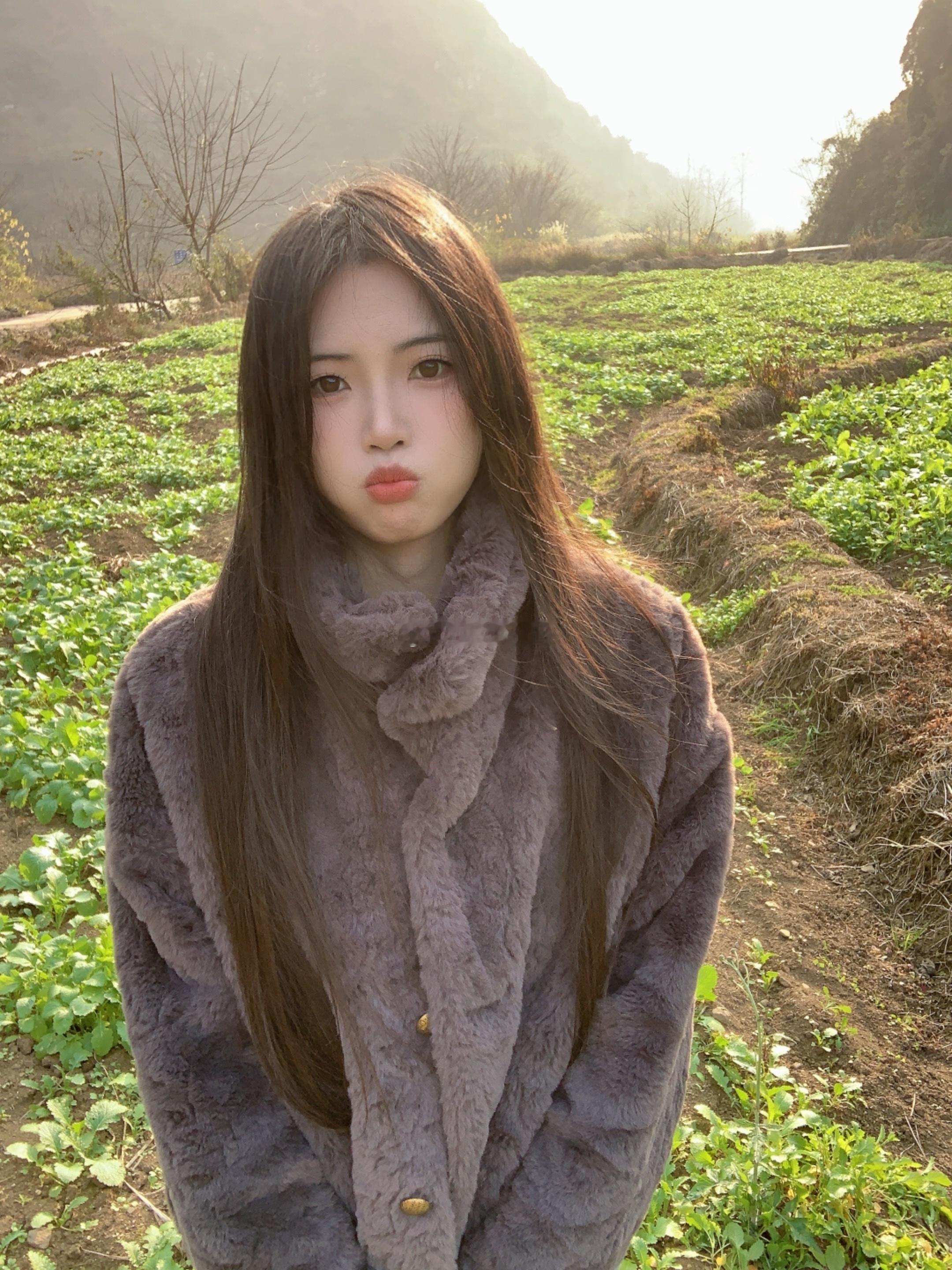 我即将用图一的衣服拍出图二同款身材与穿搭