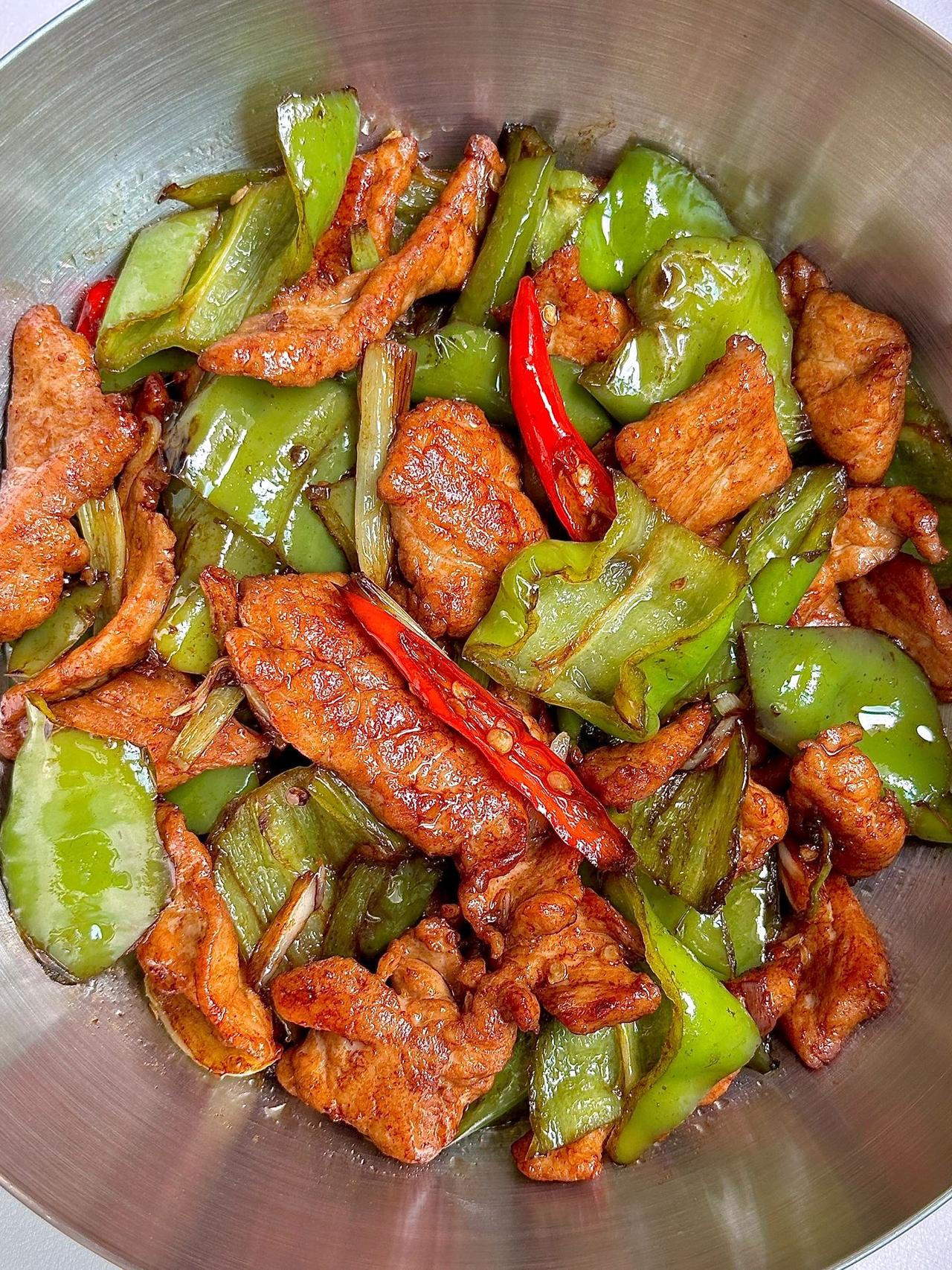 一周做三次，每次做…家里米饭都不够吃的！
这个家常青椒炒肉，真的嘎嘎下饭
肉片鲜