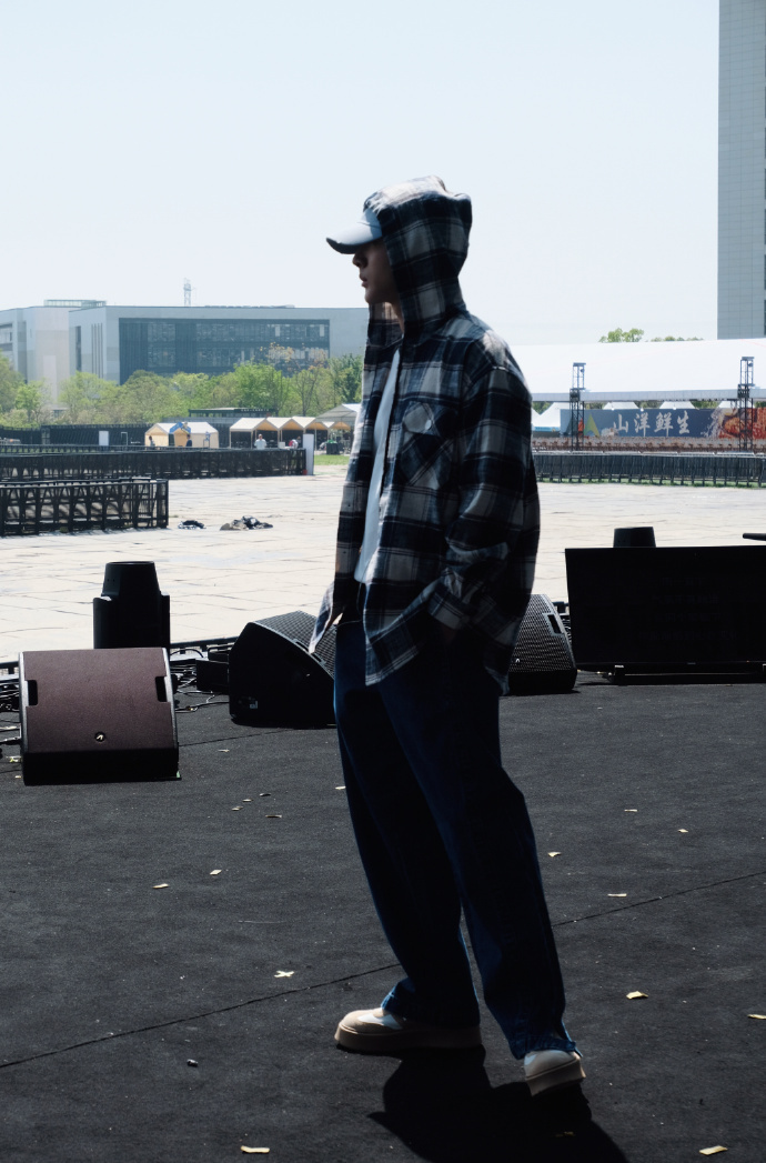 张晚意嘉善音乐节彩排路透 清爽造型搭配专注神情，张晚意认真彩排的样子太圈粉，用心