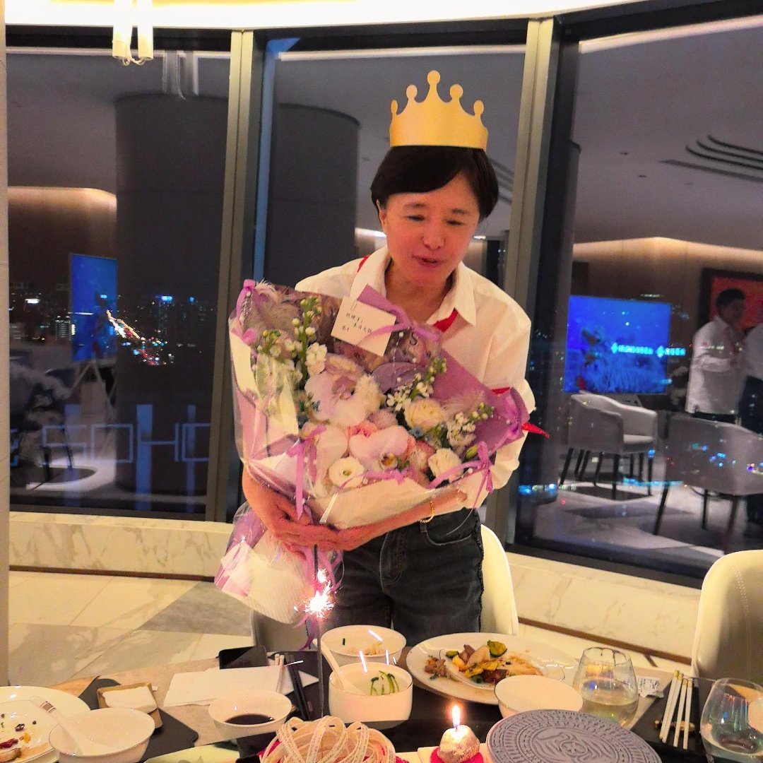 杨幂妈妈庆生照哇哇哇看着好年轻啊，好美 ​​​