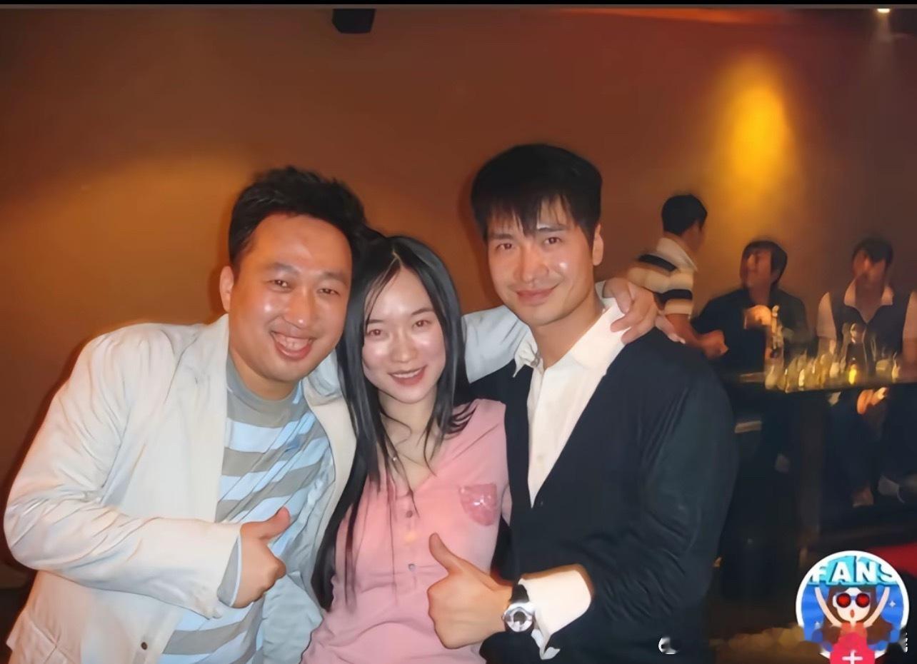 即便是这么别扭的动作也要努力去搂他[泪奔]别太爱了 ​​​