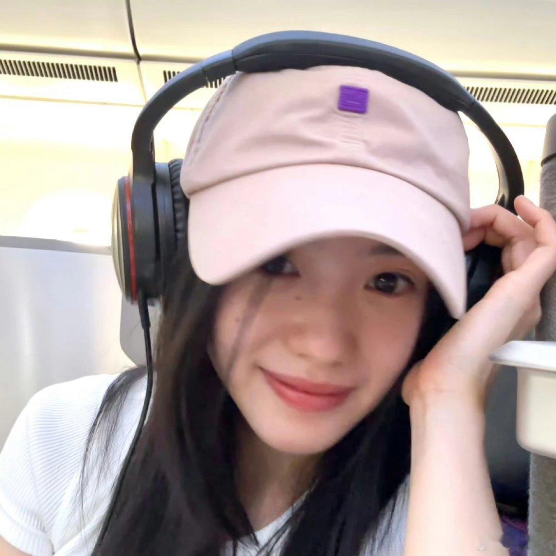 #刘浩存粉色针织衫##刘浩存戴耳麦#刘浩存戴耳麦，[羞嗒嗒][羞嗒嗒][羞嗒嗒]