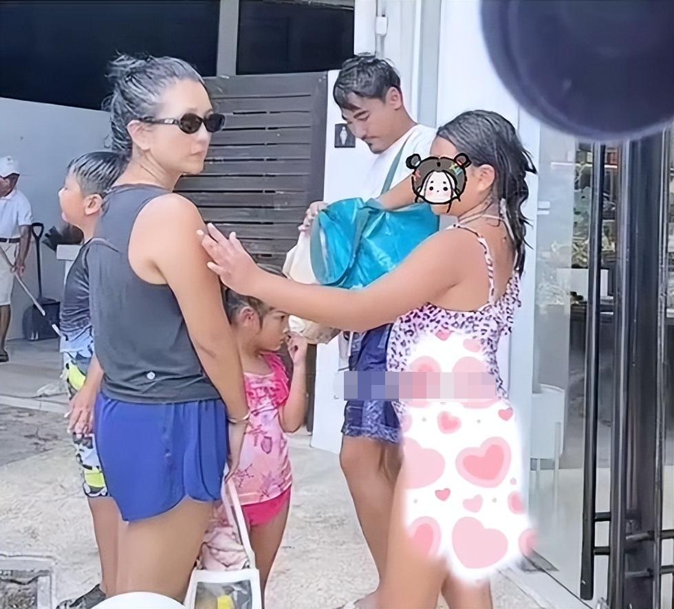 当年的超女何洁，怎么变成这样了？
        说真的，当看到这个照片时，我愣