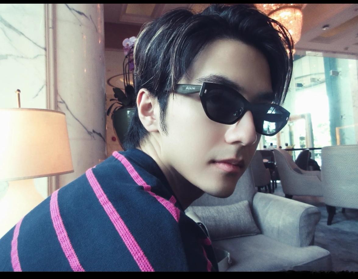 爱妻卡，又在各平台晒老婆他老婆拍的神图，确实帅