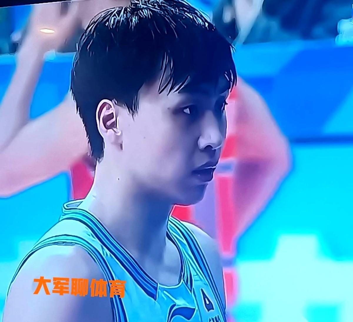 谁能想到呢？
最后把新疆队从悬崖边上拽回来的，居然是伊力福拉提。
加时赛独得7分