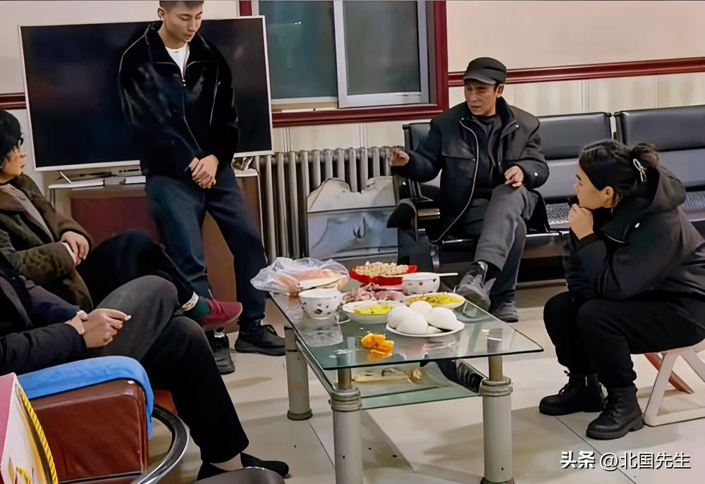 彩礼从12.8万涨到18.8万，婚礼前突然将彩礼涨到28.8万，看男方家的老爷子