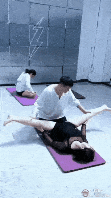 广东深圳，有一名男子晚上去瑜伽馆接妻子，当他来到瑜伽馆的时候，发现有一名瑜伽老师