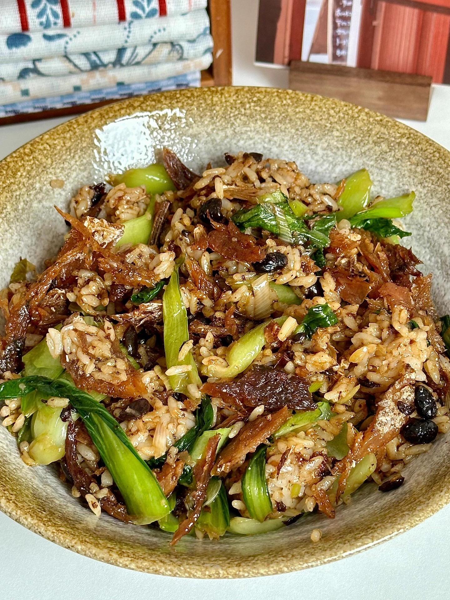 这个炒饭简直绝了。今天这个一豆豉鱼油菜炒饭，你要是不吃一大碗，算我输，哈哈！！！宝子们，喜欢吃油麦菜就放油麦菜哈，我懒得出去买，今天正好家里有小油菜和豆豉
鱼罐头 巨，我就临时简单解锁了下，没想到这么好吃，还在回味中🍐
🍉食材：
豆豉鱼罐头 ，小油菜或油麦菜
🍊做法：
锅中油热把葱花，蒜末炒香，倒入油菜梗先炒断生，在倒入油菜叶，在倒入半罐豆豉鱼罐头炒匀，倒入米饭，加半勺蚝油，适量盐，鸡精调味（豆豉鱼本身就很咸，调味料根据口味自行加减）