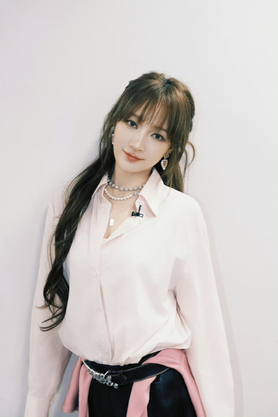 孟佳害羞了孟佳吓了一大跳这个游戏环节直接给孟佳整害羞了！！看给孟佳吓得